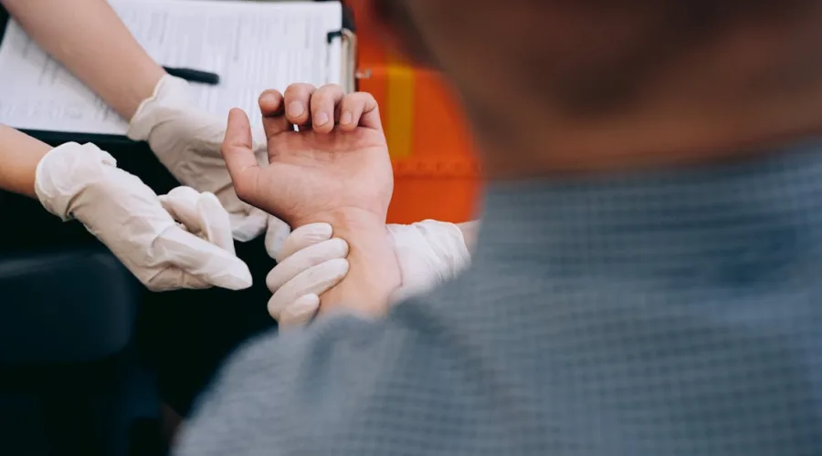 découvrez l'importance des signes vitaux dans le suivi de votre santé. apprenez comment surveiller votre pouls, votre pression artérielle, la température et la respiration pour prévenir les problèmes de santé et maintenir un bien-être optimal.