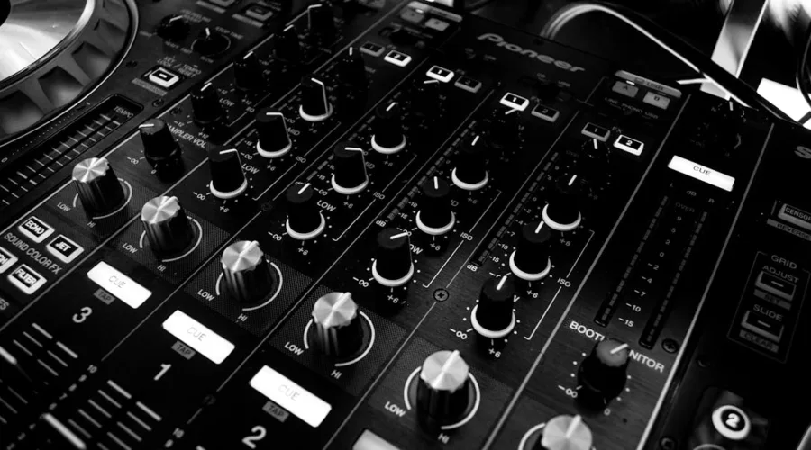 découvrez comment ajuster vos étriers pour un confort et une performance optimaux lors de vos équitations. suivez nos conseils pratiques pour un réglage parfait qui améliorera votre posture et votre expérience à cheval.