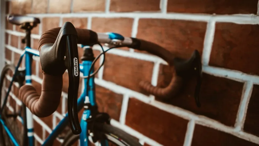 découvrez l'art du fitting de selle pour un confort optimal et une performance améliorée. apprenez comment ajuster votre selle pour votre cheval, garantissant ainsi une expérience de monte agréable et sans douleur.