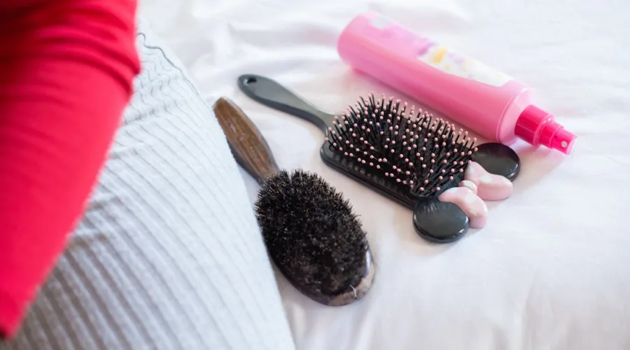 découvrez notre guide complet sur le démêlage des cheveux. apprenez les meilleures techniques et utilisez les produits adaptés pour obtenir des cheveux doux, sans nœuds et en pleine santé.