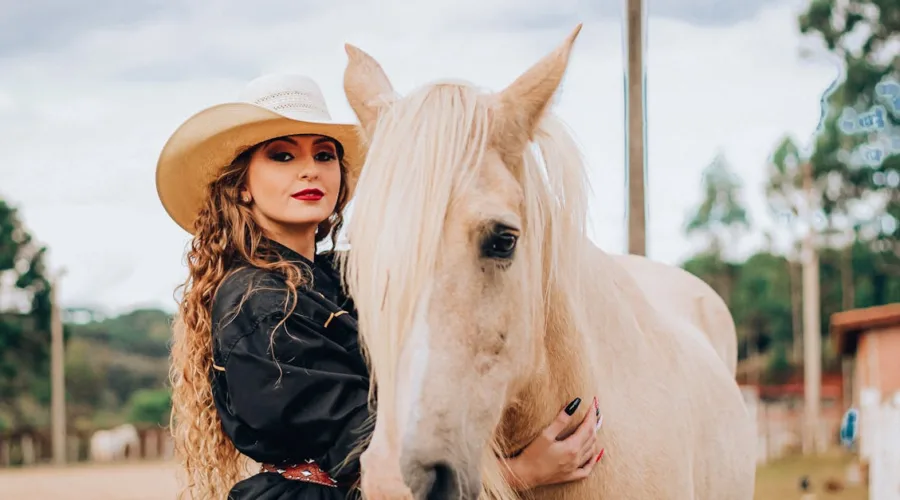 découvrez tout sur le perlino, une fascinante couleur de cheval. apprenez les caractéristiques, l'origine et les soins nécessaires pour ces équidés au pelage unique et éclatant. plongez dans l'univers des perlino et émerveillez-vous devant leur beauté exceptionnelle.