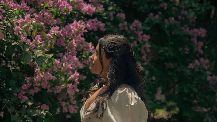 découvrez les causes, symptômes et solutions pour les cheveux cassants. apprenez comment soigner et renforcer votre chevelure fragile grâce à nos conseils experts.