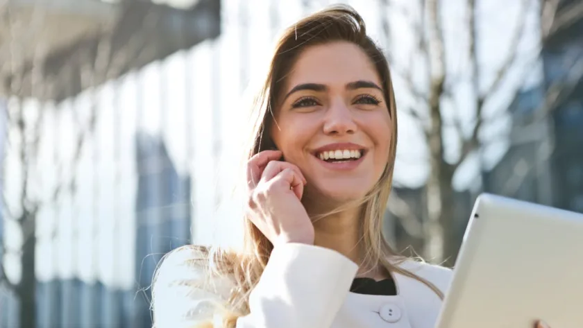 découvrez les causes et les effets du bruxisme, également connu sous le nom de grincement ou de claquement des dents. apprenez comment cette habitude involontaire peut affecter votre santé dentaire et vos nuits de sommeil, ainsi que des conseils pratiques pour y remédier.
