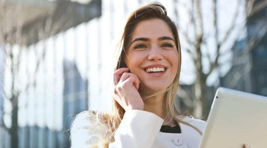 découvrez les causes et les effets du bruxisme, également connu sous le nom de grincement ou de claquement des dents. apprenez comment cette habitude involontaire peut affecter votre santé dentaire et vos nuits de sommeil, ainsi que des conseils pratiques pour y remédier.