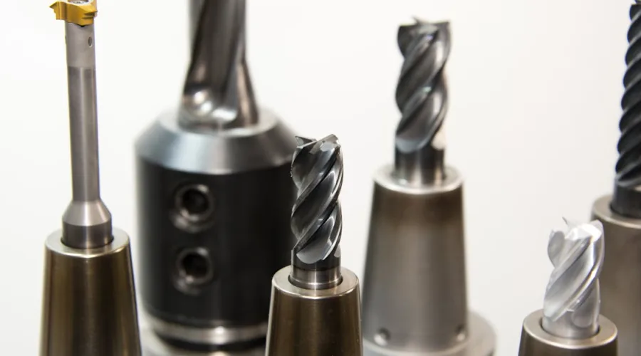 découvrez tout ce qu'il faut savoir sur les bits, unités de base de l'information en informatique : définition, rôle dans le traitement des données et importance dans les technologies numériques.