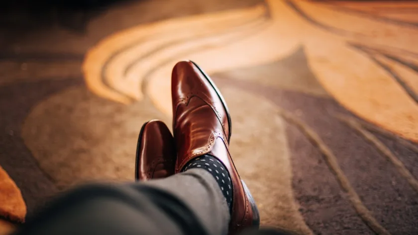 découvrez les principales causes d'usure des étrivières, apprenez à repérer les signes de détérioration et obtenez des conseils pour prolonger leur durée de vie et garantir votre sécurité à cheval.