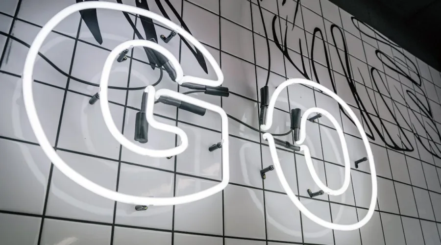découvrez les dernières tendances du design graphique en 2024 : couleurs innovantes, typographies modernes et techniques créatives pour dynamiser vos projets visuels.