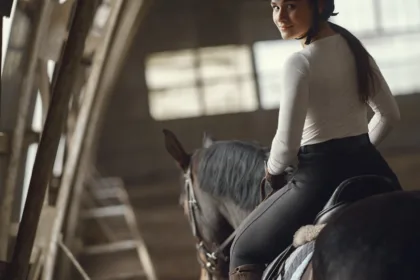 centre de formation équestre professionnel offrant des cours adaptés à tous les niveaux pour améliorer vos compétences en équitation dans un environnement sécurisé et convivial.