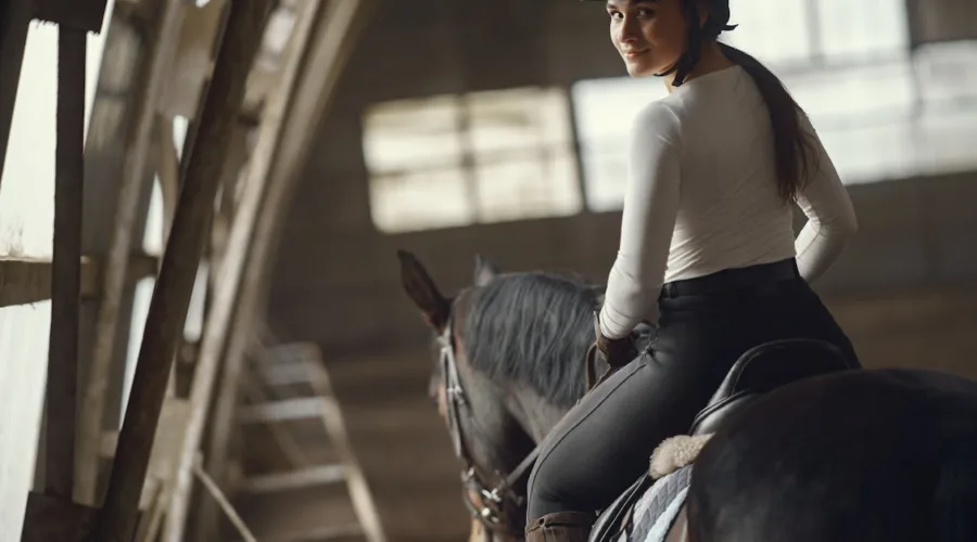 centre de formation équestre professionnel offrant des cours adaptés à tous les niveaux pour améliorer vos compétences en équitation dans un environnement sécurisé et convivial.