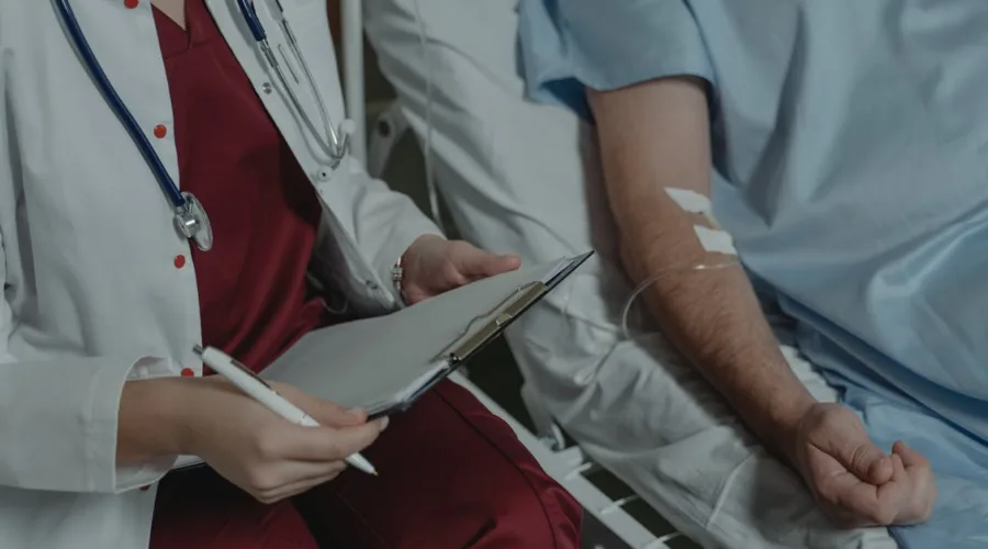 la maladie de cushing est un trouble hormonal causé par une production excessive de cortisol. découvrez ses symptômes, causes, diagnostic et options de traitement.