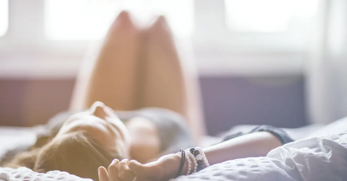 découvrez les différentes postures de sommeil des chevaux et la durée typique de leur repos pour mieux comprendre leur bien-être et leurs besoins naturels.