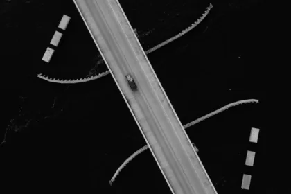 découvrez les principes de la biomécanique, l'étude des forces et mouvements dans les systèmes biologiques, pour améliorer la santé, le sport et la rééducation.