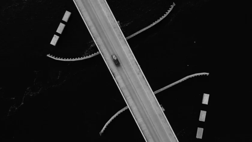 découvrez les principes de la biomécanique, l'étude des forces et mouvements dans les systèmes biologiques, pour améliorer la santé, le sport et la rééducation.