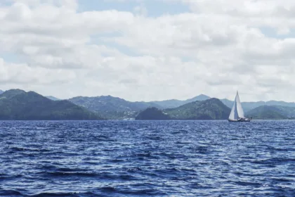 découvrez le land sailing, un sport nautique terrestre alliant vitesse et sensations fortes grâce à une voile propulsée par le vent sur des terrains plats et ouverts.