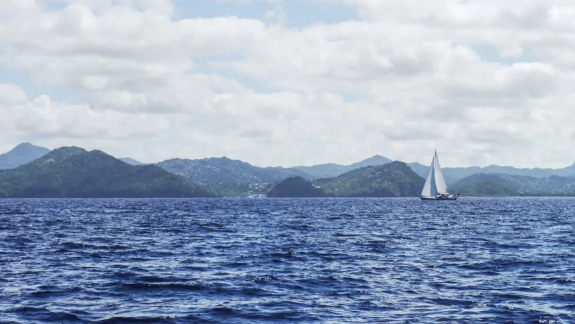 découvrez le land sailing, un sport nautique terrestre alliant vitesse et sensations fortes grâce à une voile propulsée par le vent sur des terrains plats et ouverts.