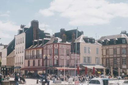 découvrez la gastronomie normande, riche en saveurs authentiques, avec ses fromages, fruits de mer et spécialités traditionnelles.