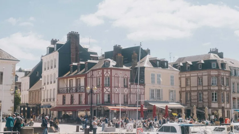 découvrez la gastronomie normande, riche en saveurs authentiques, avec ses fromages, fruits de mer et spécialités traditionnelles.