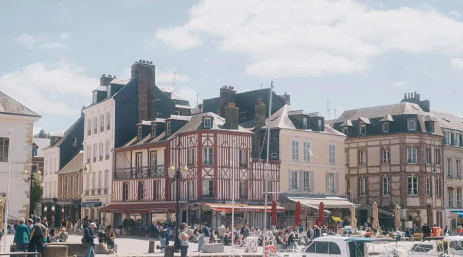 découvrez la gastronomie normande, riche en saveurs authentiques, avec ses fromages, fruits de mer et spécialités traditionnelles.