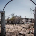 découvrez les causes, les impacts et les conséquences des guerres à travers l'histoire, ainsi que les efforts pour instaurer la paix mondiale.