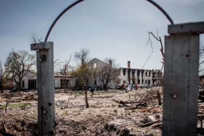 découvrez les causes, les impacts et les conséquences des guerres à travers l'histoire, ainsi que les efforts pour instaurer la paix mondiale.